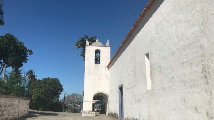 Lateral da igreja do Santuário, próximo às escadarias que ligam o pátio da igreja ao porto do Rio Benevente