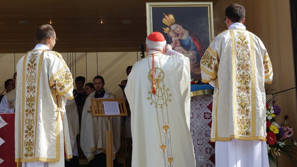 La-messa-solene-al-santuraio-mariano-Brezje-giubileo-di-cardinale-Rode-predica-mons-Zore-2.jpg