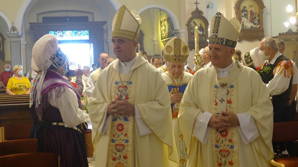 La-messa-solene-al-santuraio-mariano-Brezje-giubileo-di-cardinale-Rode-predica-mons-Zore-9.jpg