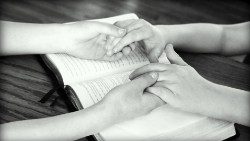 Quattro-mani-incontro-Bibbia.jpg