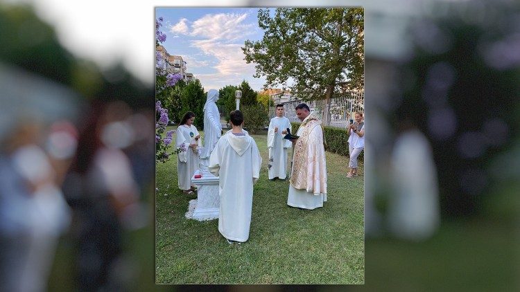 Благославянето на статуята на Дева Мария на Благодатите в енория "Свети Дух" в Пловдив
