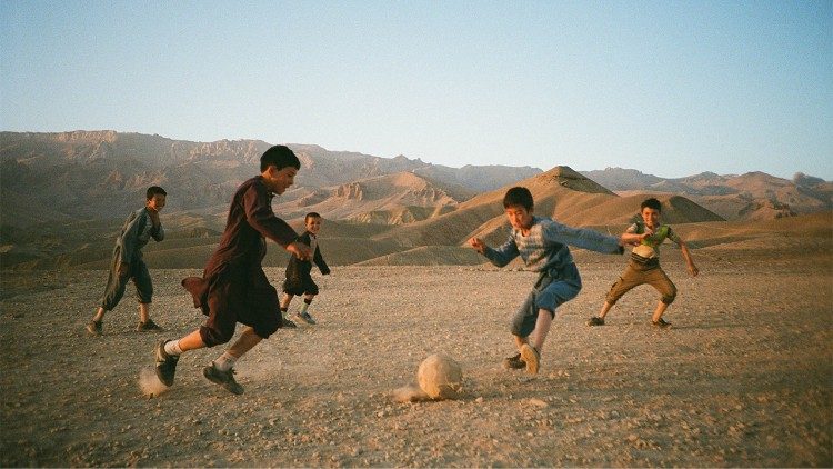Boys play by the Buddhas at dusk,  Bamiyan, foto di Nick Curran