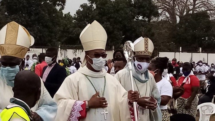 D. Maurício Agostinho Camuto, Bispo de Caxito, em Angola, momentos após após a ordenação epsicopal