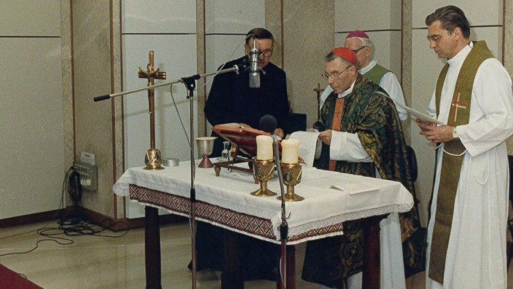 Kardinolas Vincentas Sladkevičius aukoja Mišias Vatikano radijuje 1988 m.