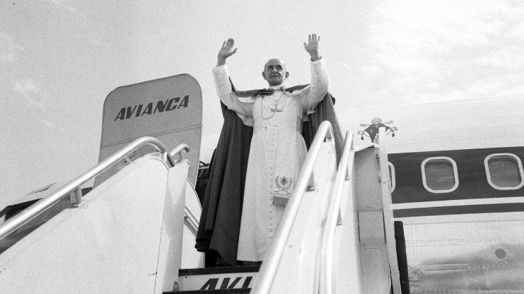 Папа Римский Павел VI приветствует колумбийцев по прибытии в Боготу (1968 г.)