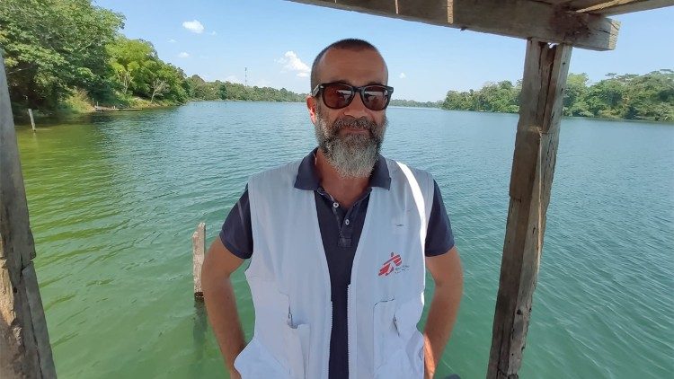 Il dottor Scaini in Amazzonia nel corso di una esplorazione