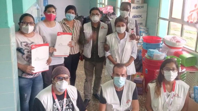 Bolivia - Team MSF durante una donazione di materiale di protezione
