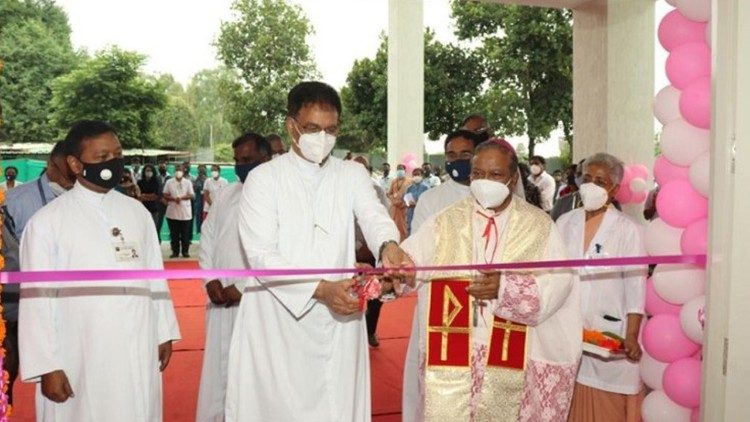 Inauguration de la structure réservée par l'Église catholique aux malades du Covid-19, en présence de l'archevêque de Bangalore (à droite).