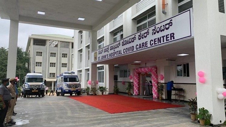 L'ingresso del nuovo Centro per pazienti Covid-19 del St.John's Hospital di Bangalore