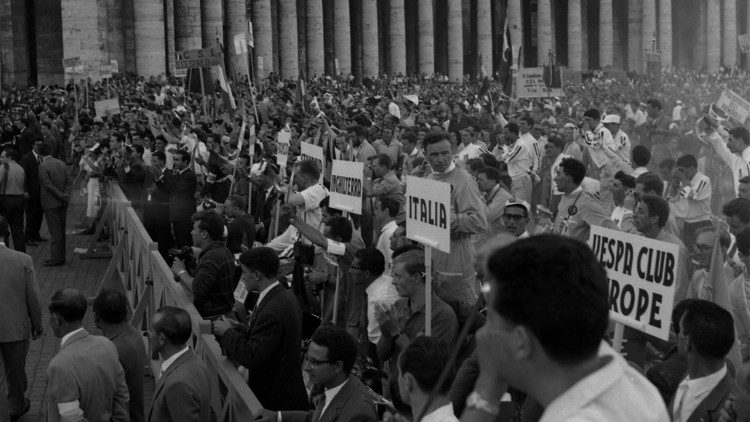 Folla in Piazza San Pietro per l'udienza dI Giovanni XXIII agli atleti olimpici