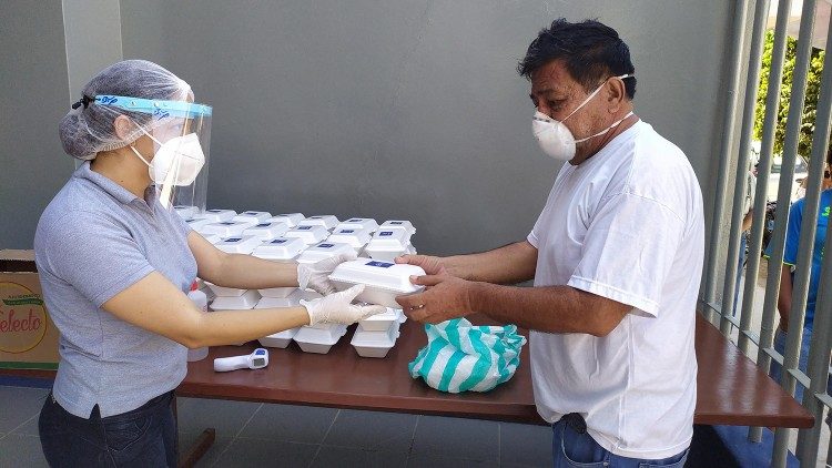 Voluntarios en Piura hacen entrega de alimentos a personas necesitadas.