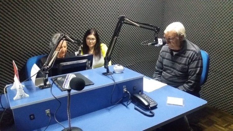 José Carlos Janowski durante transmissão em polonês na rádio da cidade