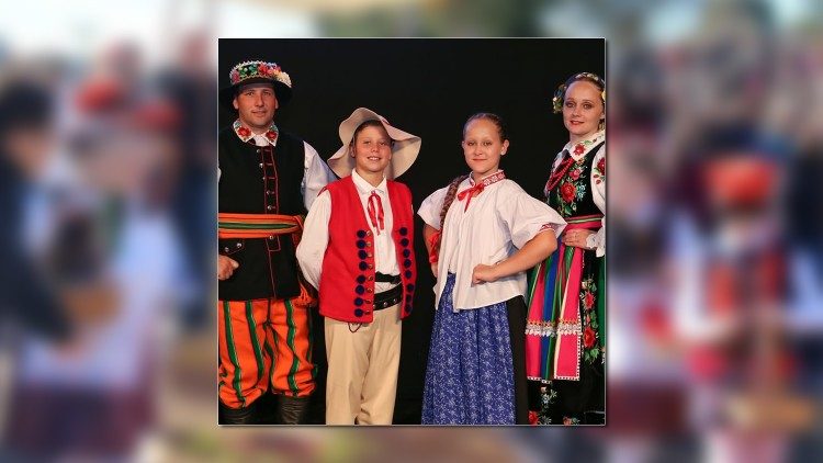 A família inteira de Charleu, vestida com trajes típicos poloneses