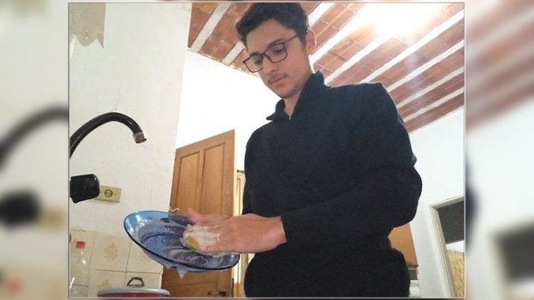 Juliano Azevedo, 17 anos ajuda a mãe nas tarefas domésticas e estuda pela internet.