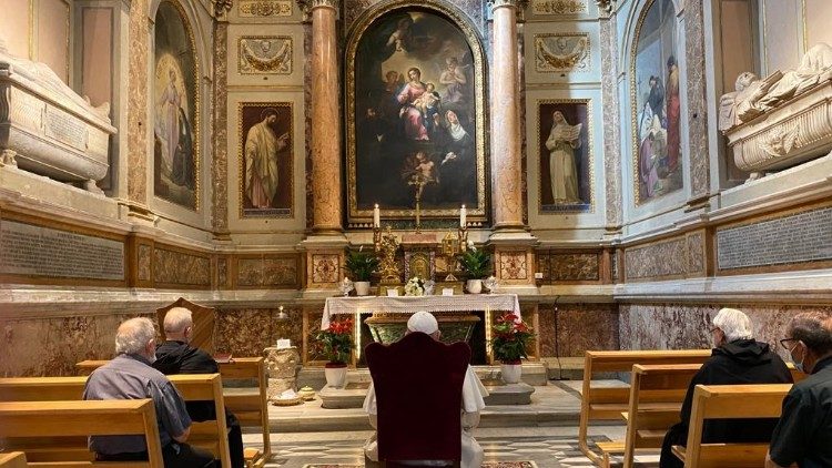 Påven ber vid Heliga Monicas grav i Helige Augustinus kyrka i Rom  