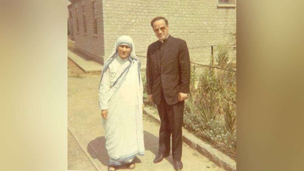  Madre Teresa con don Nikolle Mini in Kosovo