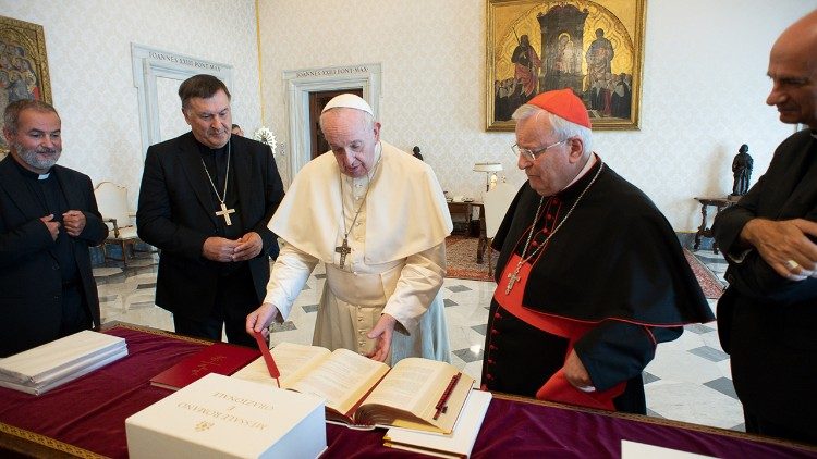 Đức Hồng y Gualtiero Bassetti trình bản thảo Sách Lễ mới cho Đức Thánh Cha