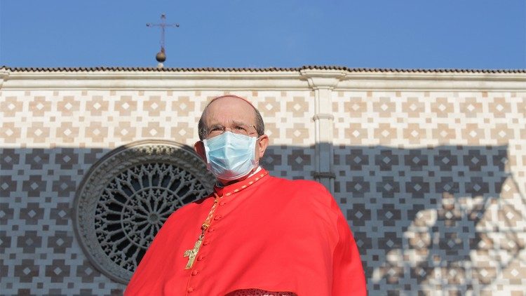 Il cardinale Giuseppe Petrocchi davanti la Basilica di Collemaggio di L'Aquila