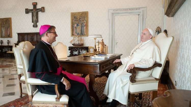 Bischof Gmür bei einem Gespräch mit Papst Franziskus