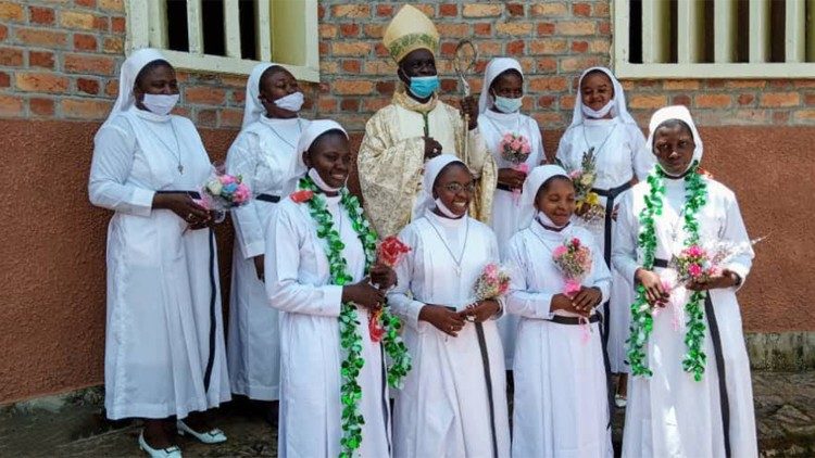 Sœurs augustines de Dungu-Doruma avec Mgr Richard Domba/RD Congo