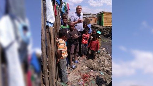 Antananarivo.-P.-Luciano-Mariani-dellOpera-di-Don-Orione-con-alcuni-bambini.jpg