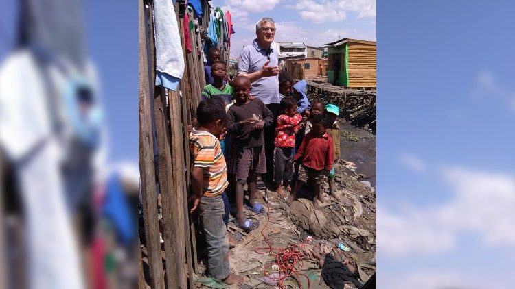 Antananarivo. Otac Luciano Mariani među djecom