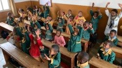 Madagascar.-Scolaresca-nella-scuola-Jean-XXIII-nella-periferia-di-Antananarivo.jpg