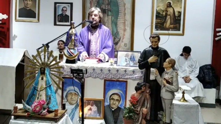 Padre José María "Pepe" Di Paola celebrando la Misa en recuerdo del padre Bachi