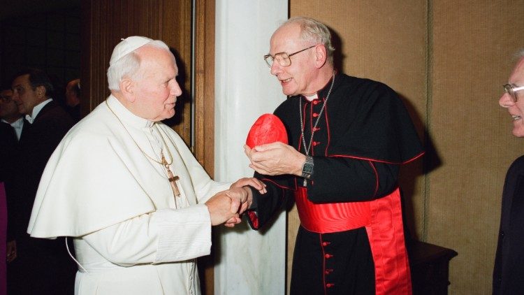 Le cardinal Adrianus Johannes Simonis avec saint Jean-Paul II qui l'éleva au cardinalat en 1985