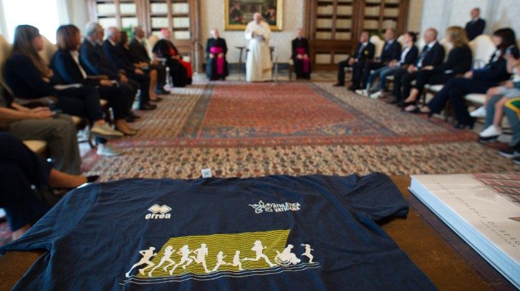 Папа Франциск на встрече с участниками спортивного проекта солидарности «Мы бежим вместе»