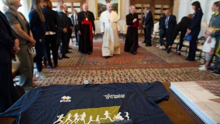 Papst Franziskus mit der Vatikansportgruppe Athletica Vaticana