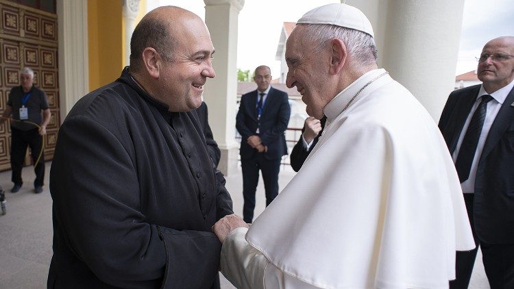 Монсиньор Румен Станев с папа Франциск по време на визитата му в Раковски
