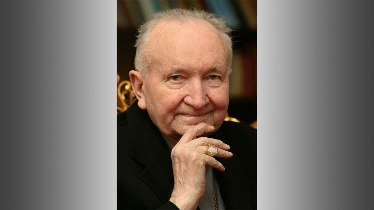 Cardenal Marian Jaworski muere a los 94 años. 