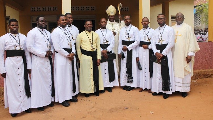 Religieux Missionnaires oblats de Marie Immaculée (OMI), avec Mgr Timothée Bodika, évêque de Kikwit/RDC  