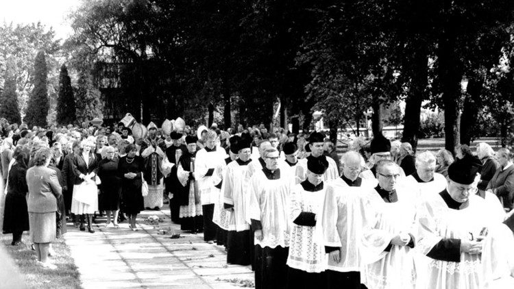 1989 metais kun. A. Lipniūnas iškilmingai perlaidotas Panevėžio katedros šventoriuje