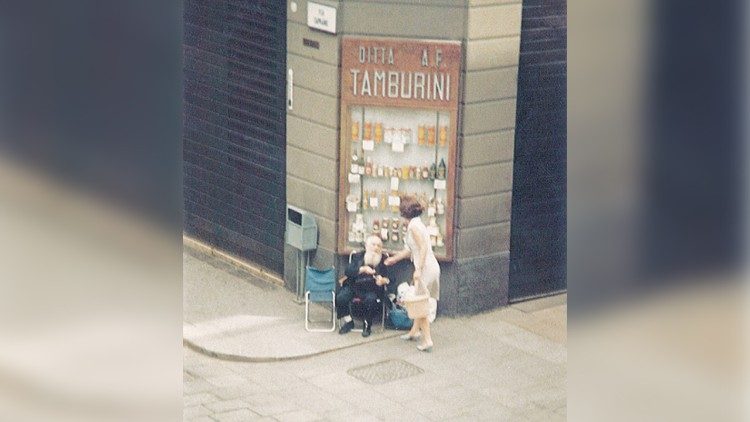 Le père Olinto Marella, ici dans les années 1960 dans les rues de Bologne.