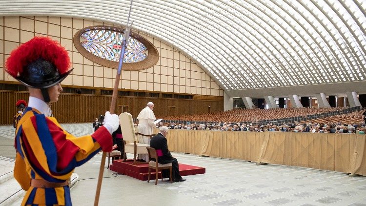 2020.09.12 Papa Francesco - Aula Paolo VI - Partecipanti all'Incontro delle Comunità "Laudato Si”