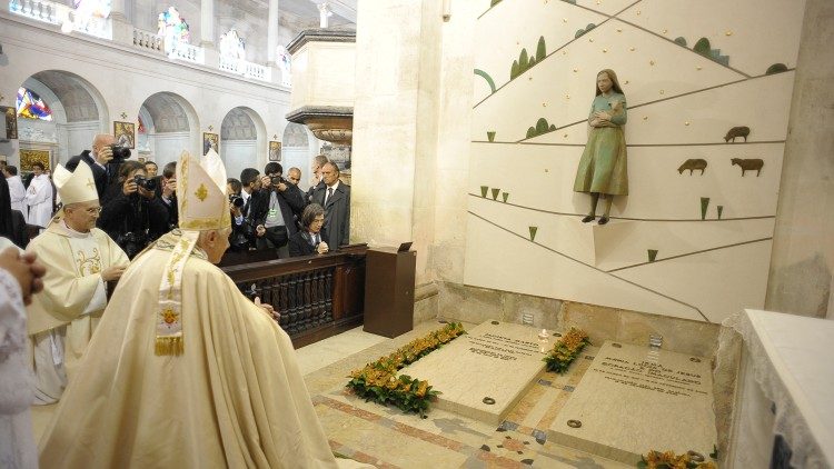 2010년 파티마 성모성지를 방문한 베네딕토 16세 전임교황