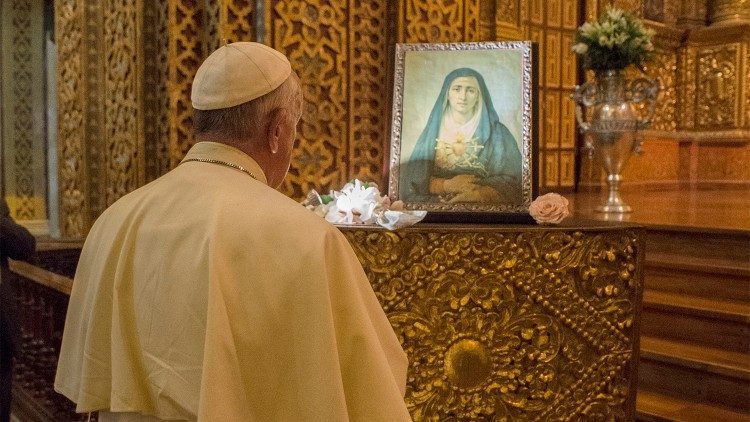 El Papa Francisco ora ante la imagen de la Virgen de los Dolores