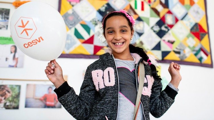 Il sorriso di una bambina protagonista di un progetto del Cesvi in Italia