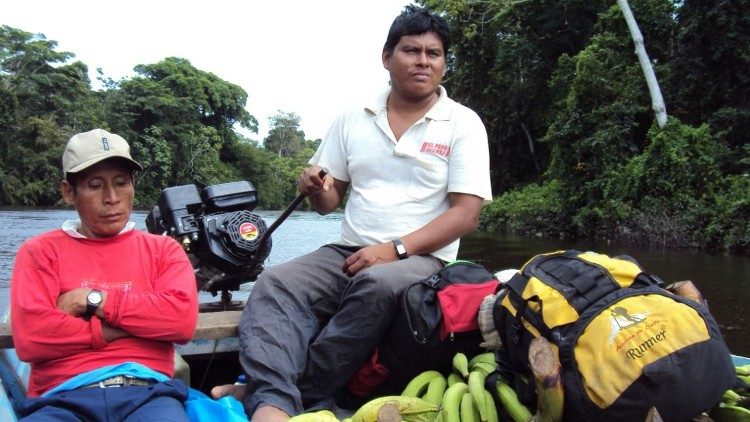 Transport auf dem Fluss im Amazonas-Gebiet in Peru