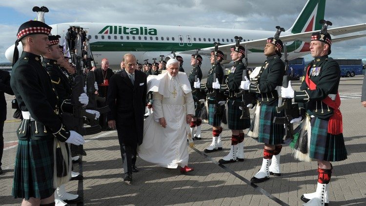 Le Pape accueilli par le Prince consort lors de sa visite apostolique en 2010.