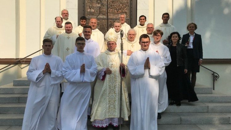 Vyskupas Algirdas Jurevičius ir Telšių kunigų seminarijos bendruomenės nariai