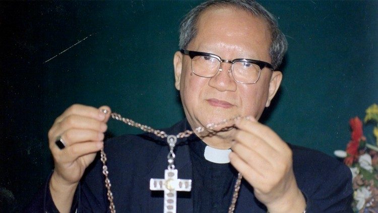 Il cardinale Van Thuan mostra la croce pettorale realizzata in prigione, con l'aiuto di alcuni carcerieri