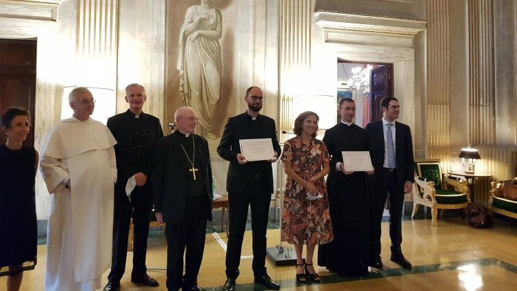 Les lauréats du prix Henri de Lubac entourés de l'ambassadrice de France près le Saint-Siège et de certains membres du jury