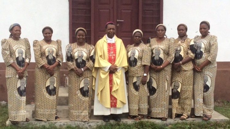 Les Sœurs de saint François d’Assise de Tshumbe avec Mgr Nicolas Djomo