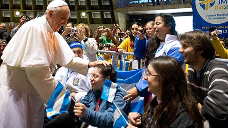 Папа Франциск з молоддю під час ВДМ в Ріо-де-Жанейро в липні 2013 року