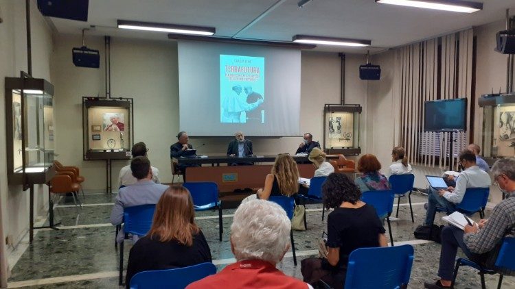 A apresentação do livro “Terra Futura” na Rádio Vaticano, em Roma