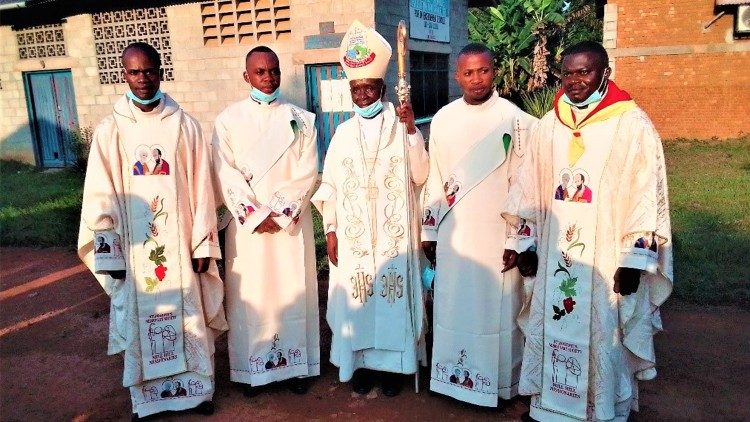 Mgr Joseph Mokobe avec les prêtres et les diacres/Basankusu/RD Congo