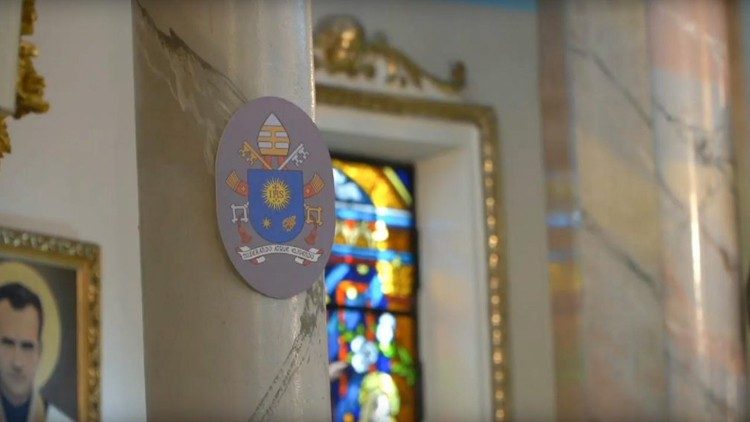 Grb pape Franje u crkvi u Kazahstanu